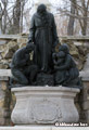 Szent Konrád szobor és kút  