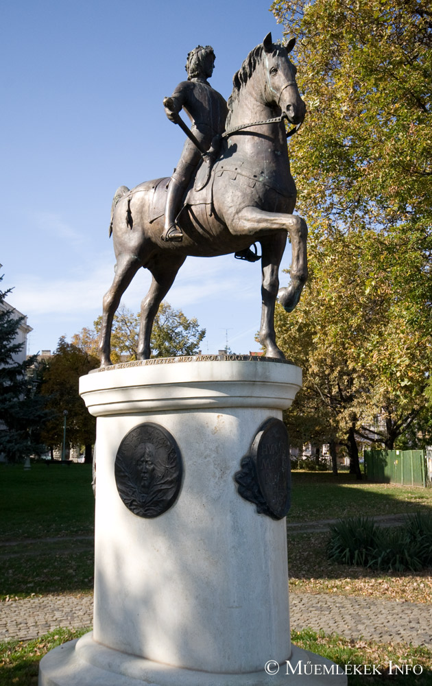 Mátyás király szobra Szegeden a várkertben. Máytás király lovasszobra Szegeden