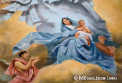 Mária a kisdeddel szentélyfreskó 