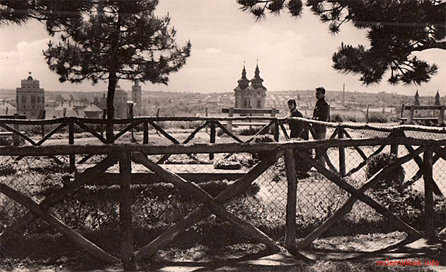 Képeslap Gárdonyi Géza sírjáról az egri várban. Dátumbélyegző szerint a lap 1957-ből származik. Gárdonyi Géza sírja