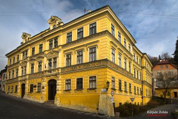 Egykor Leopold Andreas Fritz von Friedenlieb (1691–1768) tulajdonában állt reprezentatív neoreneszánsz díszítésű épület Selmecbánya belvárosában. Fritz ház - Selmecbánya